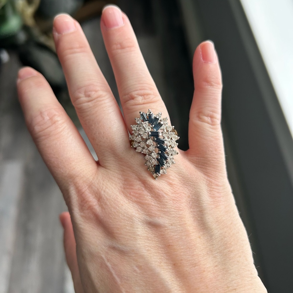 Elegant Silver and Black Women's Ring size 6
